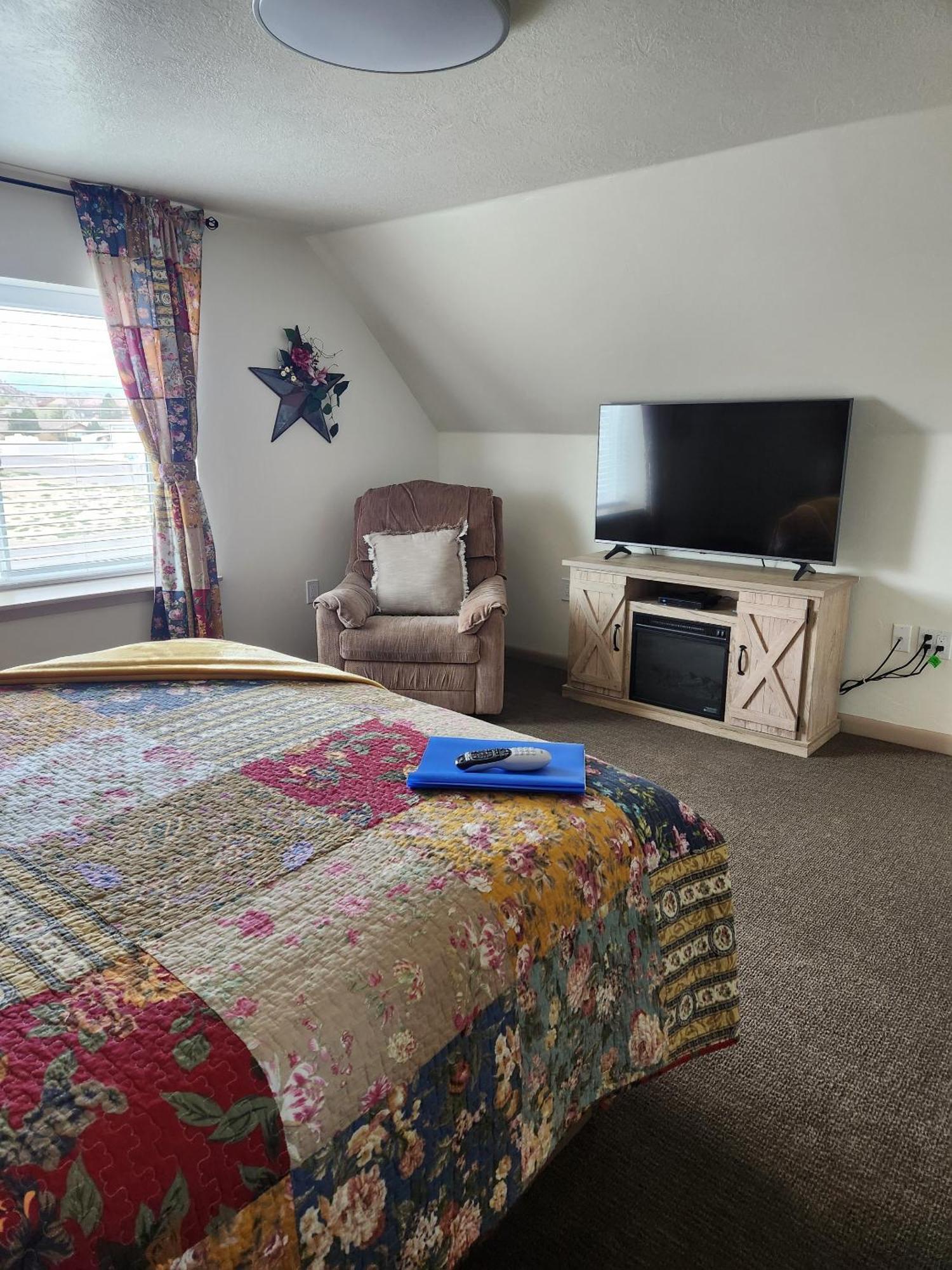 Dora'S Country Cottage Escalante Room photo